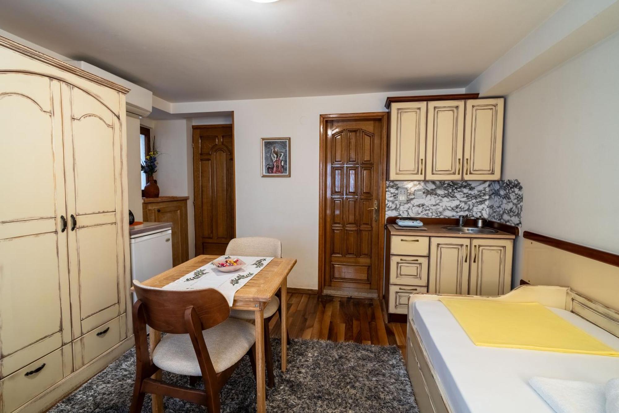Studios Belvi Kotor Kültér fotó